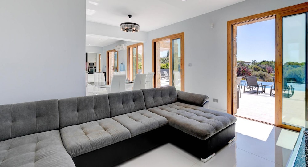 Beautiful Villa With Great Outside Space - Meo Aphrodite Hills Resort view 2