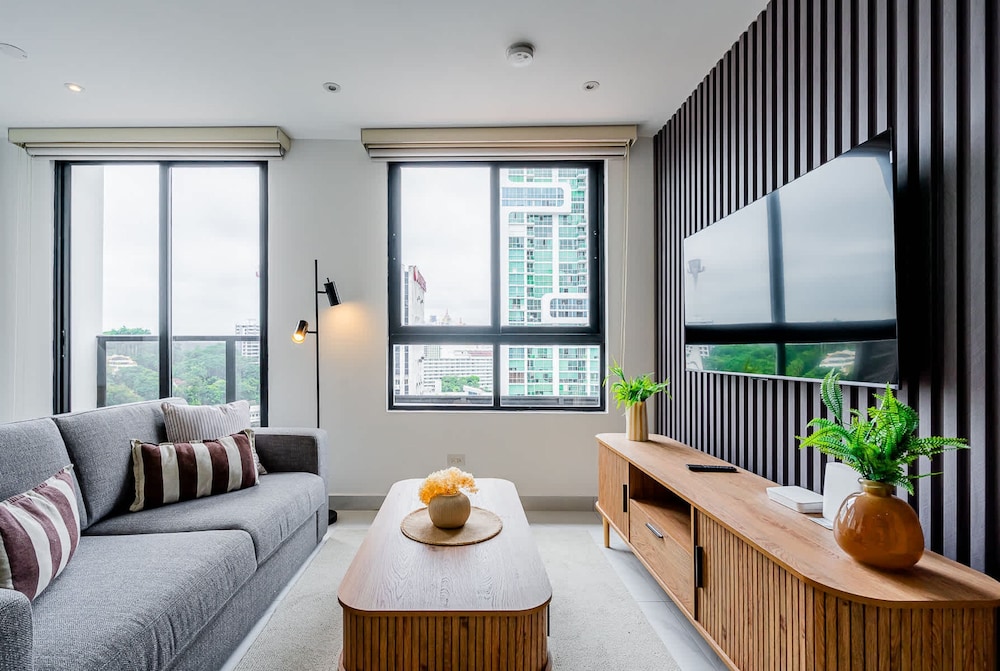 w Scenic 1BR w Panoramic City View in Calle 50