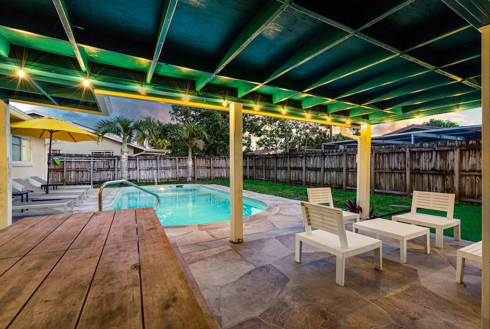 4BR With Private Pool and Game Room - Prime Location