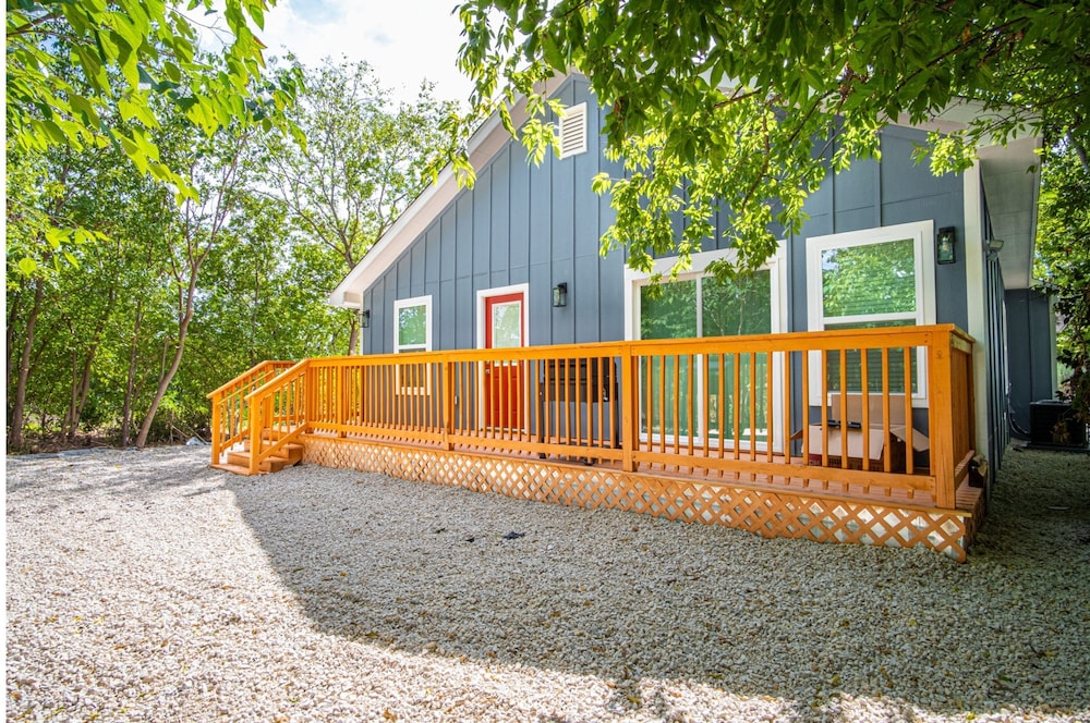 Comfortable 4BR 2 5BA Family Home Near Riverwalk