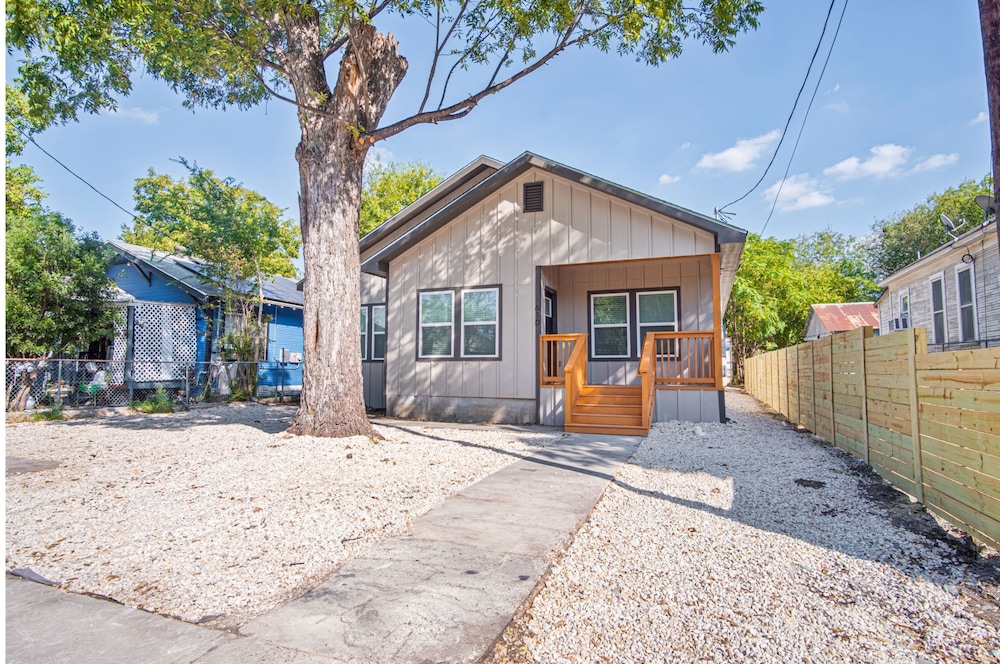 Urban Delight 4BR 3BA Near City Center