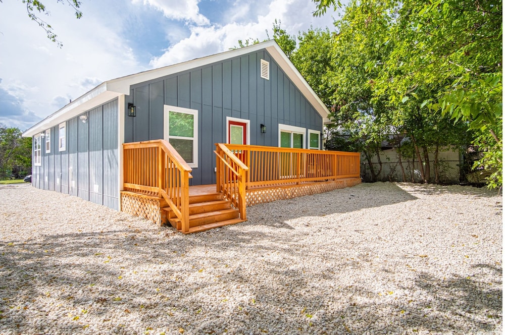 Comfortable 4BR 2 5BA Family Home Near Riverwalk