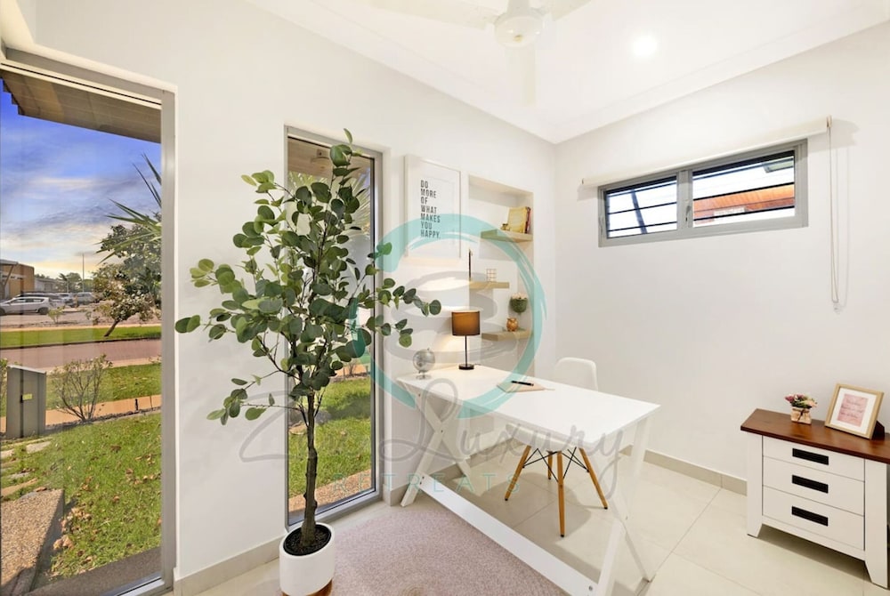 Zenhouse Vista Elegant 5-br Coastal Haven
