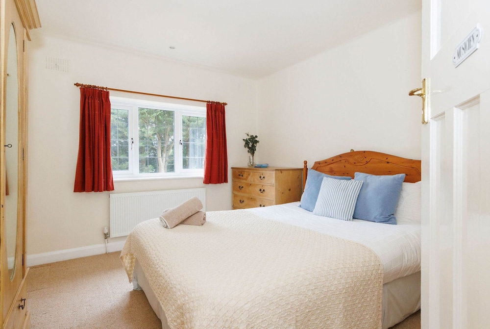 Charming Beach Getaway - Spacious 4BR Sunny Garden