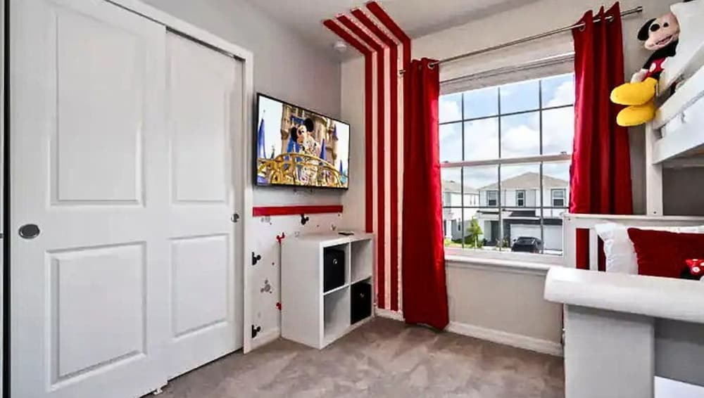 Modern 5BR Townhouse w Private Pool Near Disney