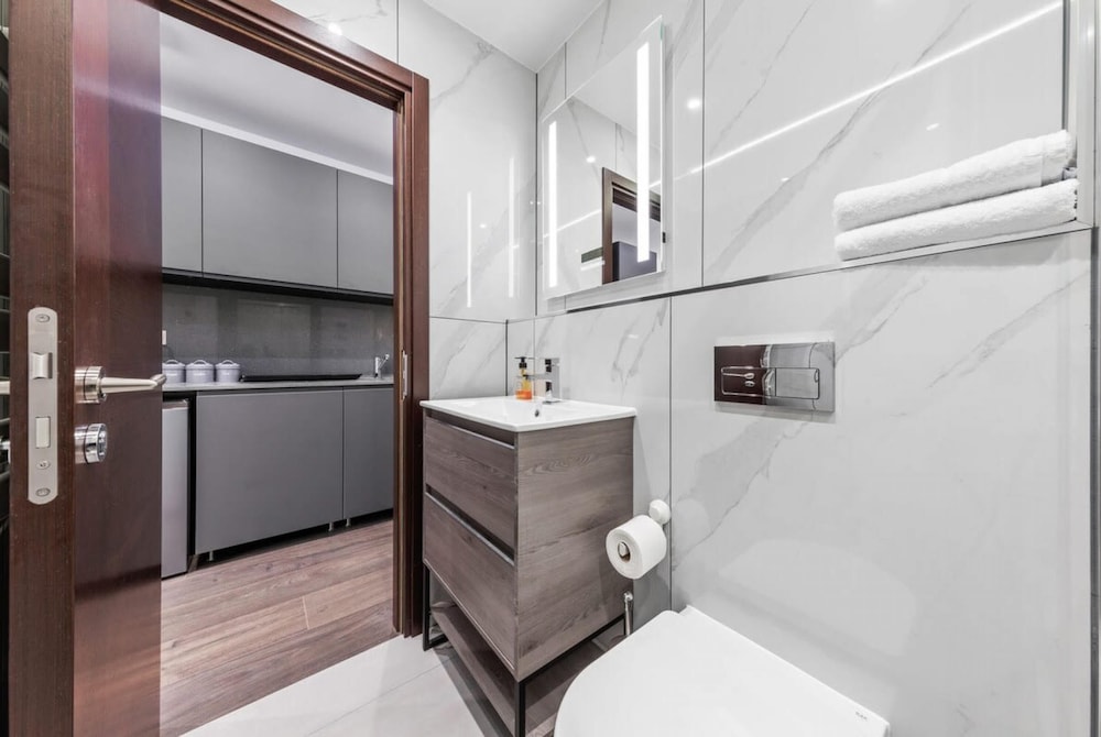 Serviced Modern Luxury Flat Near Central London