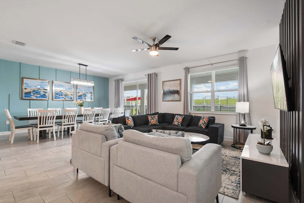 Luxury 10-bedroom Villa in Champions Gate Resort
