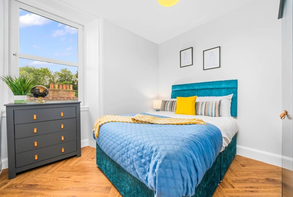 Stylish 4 Bed-town Centre