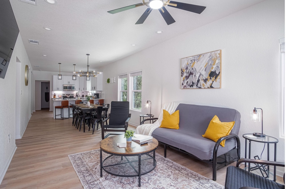 Vibrant 4BR 3BA Oasis Near Happy Downtown