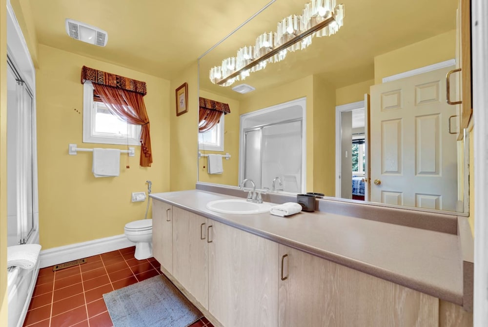 Mississauga Retreat Your Spacious 5-bedroom Home