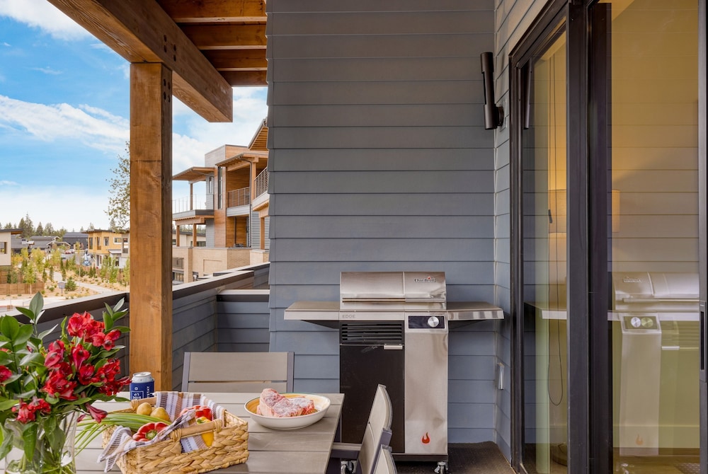 Aerie 1 by Avantstay Balcony Private Hot Tub