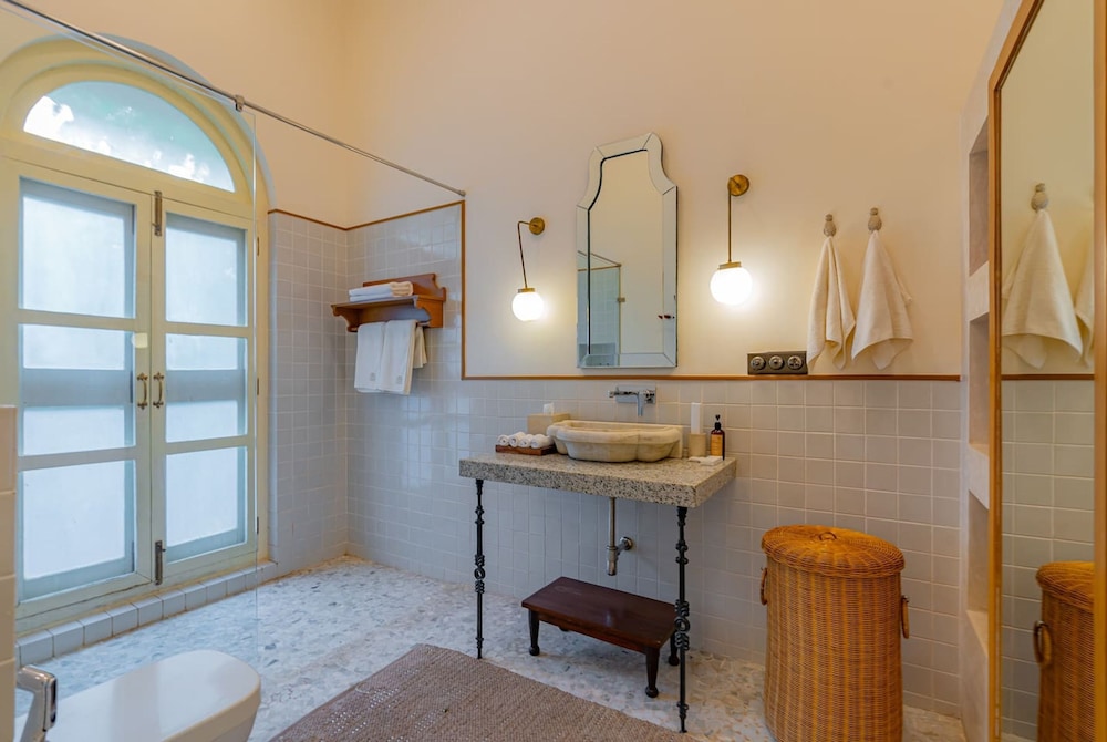 Loto Bianco by Hireavilla -4br w Pvt Pool Siolim