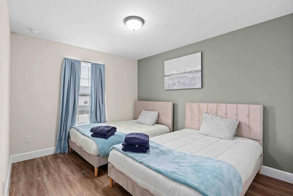 Super Epic- Sleeps 32 TWO Separate Townhomes