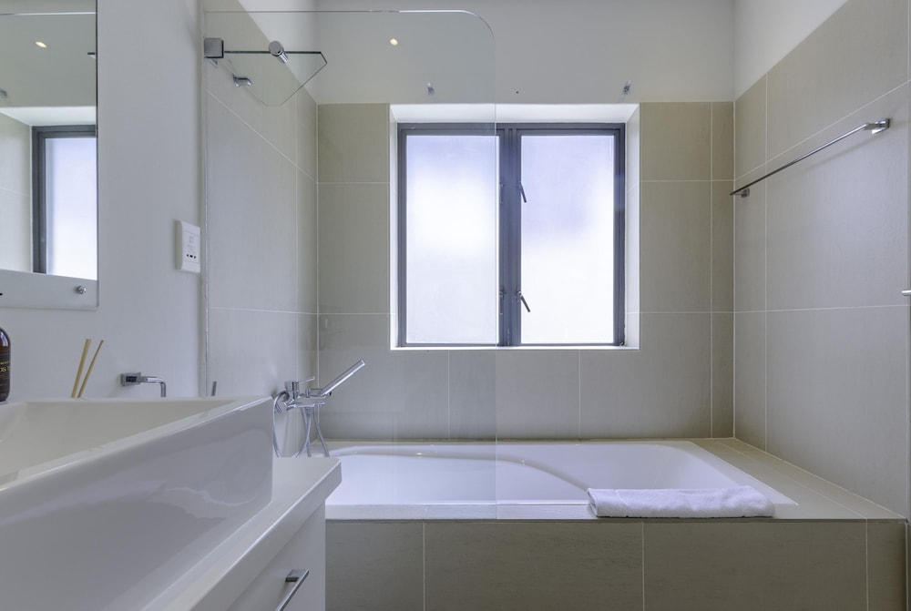 Newly Renovated 3 bed Apartment With Splashpool - 2283