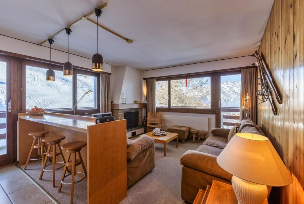 6 Person ski in out Apartment Great Views Garage