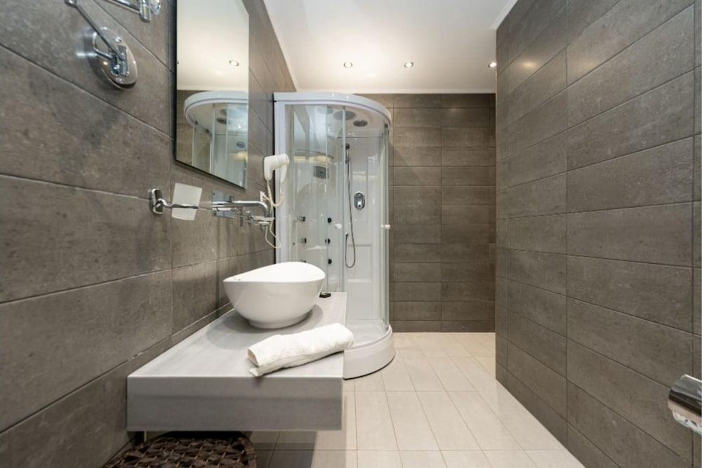 Milonas House Apartments