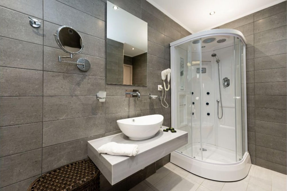 Milonas House Apartments