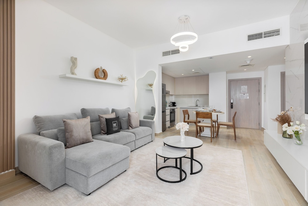Maison Privee - Sleek Yas Getaway w/ Ferrari World and Canal Views