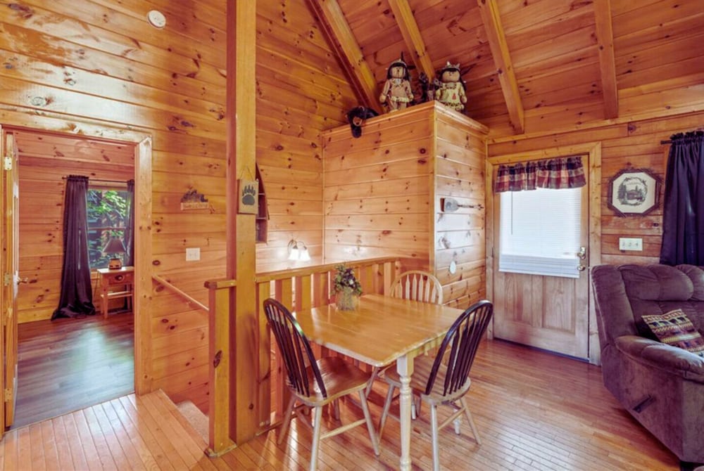 Backwoods Secluded Cabin Escape for 8 Guests