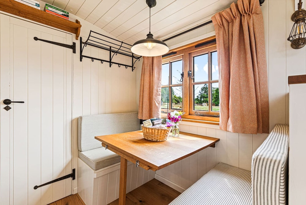 Drovers Hill at Stonor - Quercus - Shepherds hut