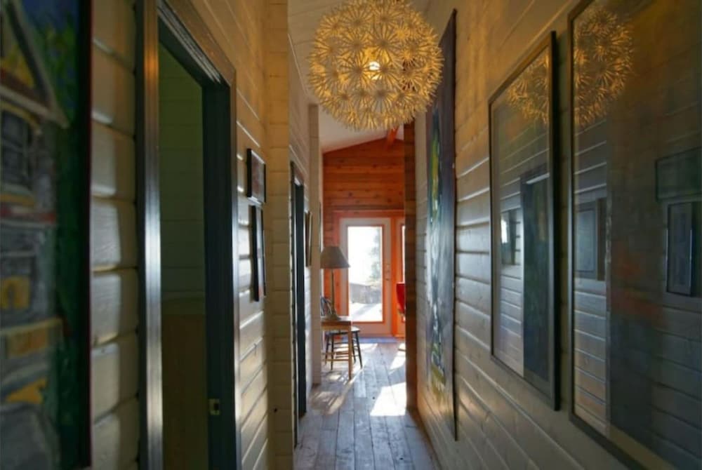 Clifton House - Waterfront Family Home in PEC