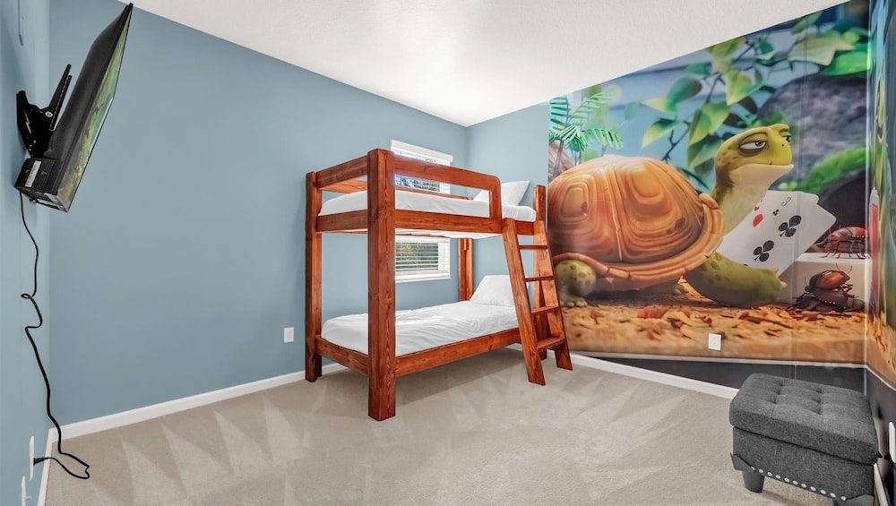 Upstay Spacious Villa w Pool Hot Tub Game Room
