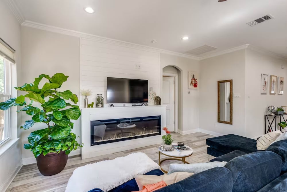 4BR Farmhouse N Po in Spencer
