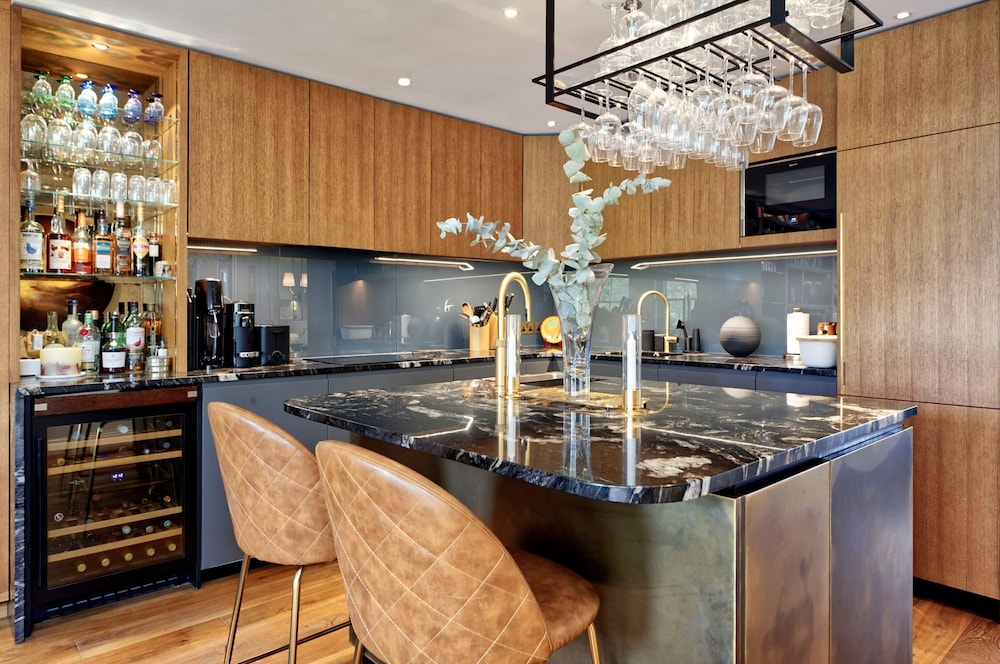 Stunning and Unique 2 Bedroom Apartment in Little Venice West London