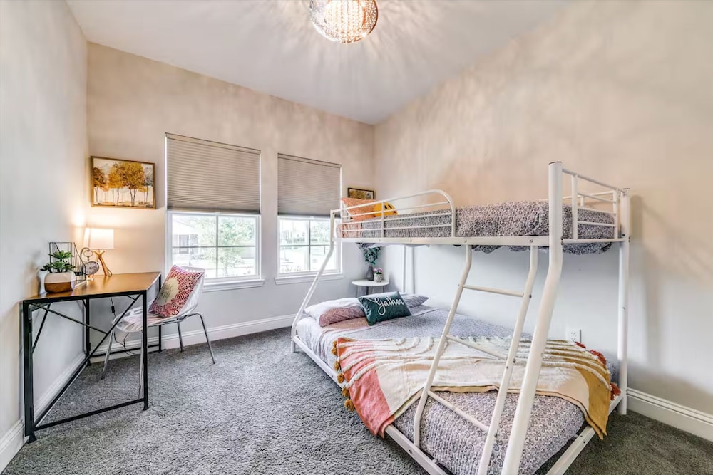 4BR Farmhouse N Po in Spencer
