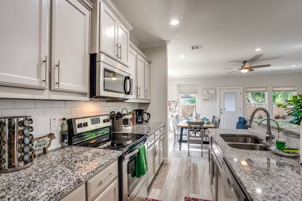 4BR Farmhouse N Po in Spencer