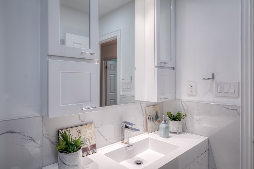 Spacious Breathtaking 4br Villa in the heart of Toronto - Image 5