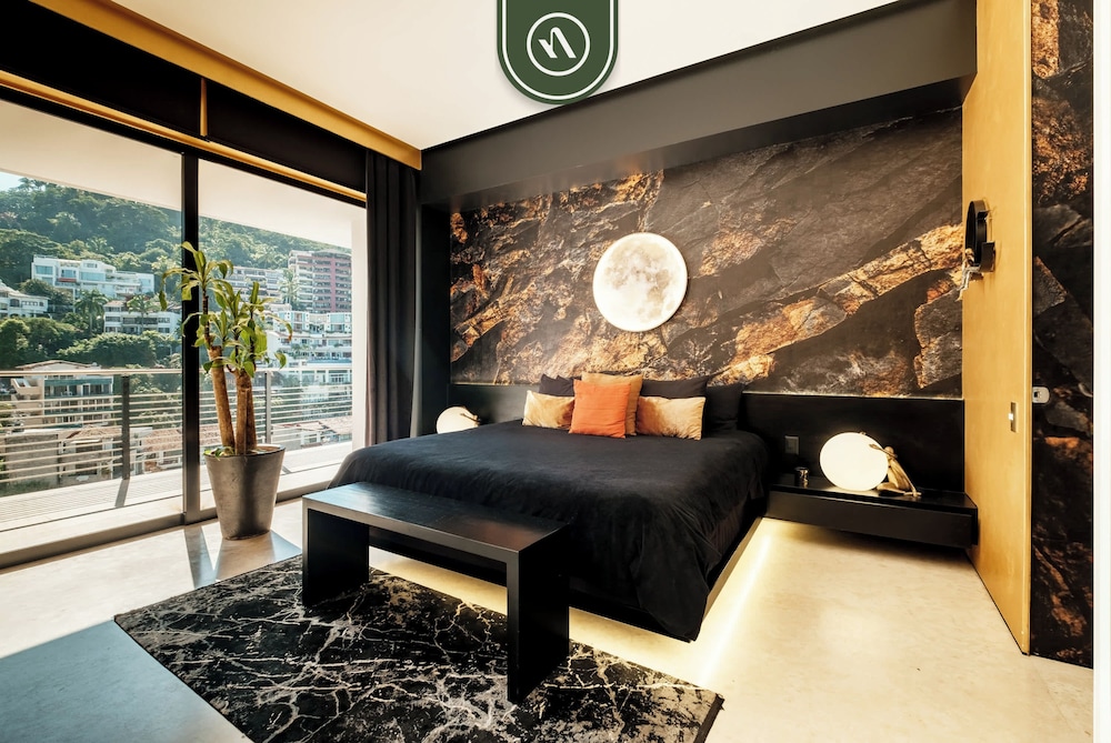 Condo With Balcony - Rooftop Pool With Ocean View