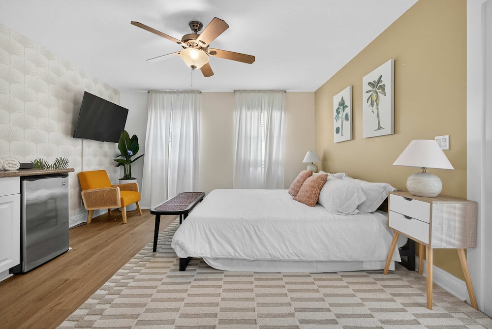 Luxury Meets Paradise Family-friendly 4BR w Pool