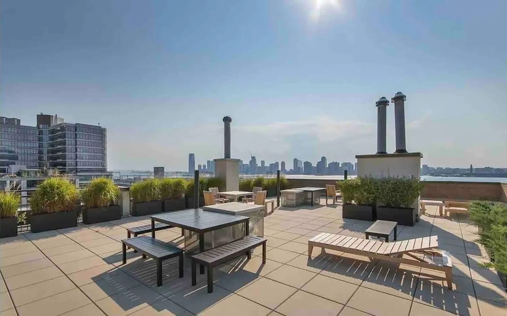 Barrow by Rove Travel 1BR Loft w Shared Roof