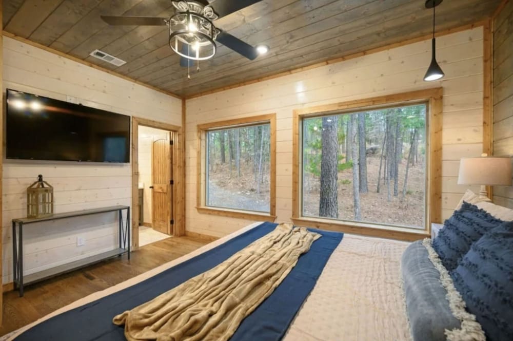 Whispering Winds Luxury Cabin in Hochatown