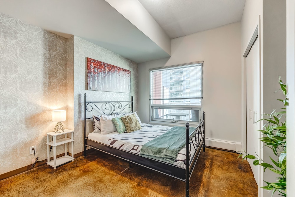 Luxury 2BR Condo - Downtown City Views