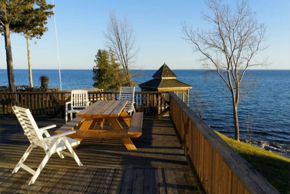 Clifton House - Waterfront Family Home in PEC