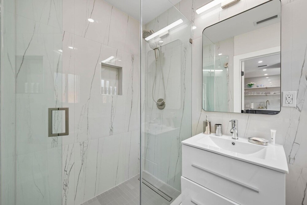 Uhost AI 4-unit Gem Mins to Las Olas Beach