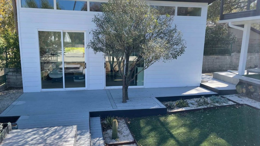 Luxurious Modern Retreat With Private Pool Patio