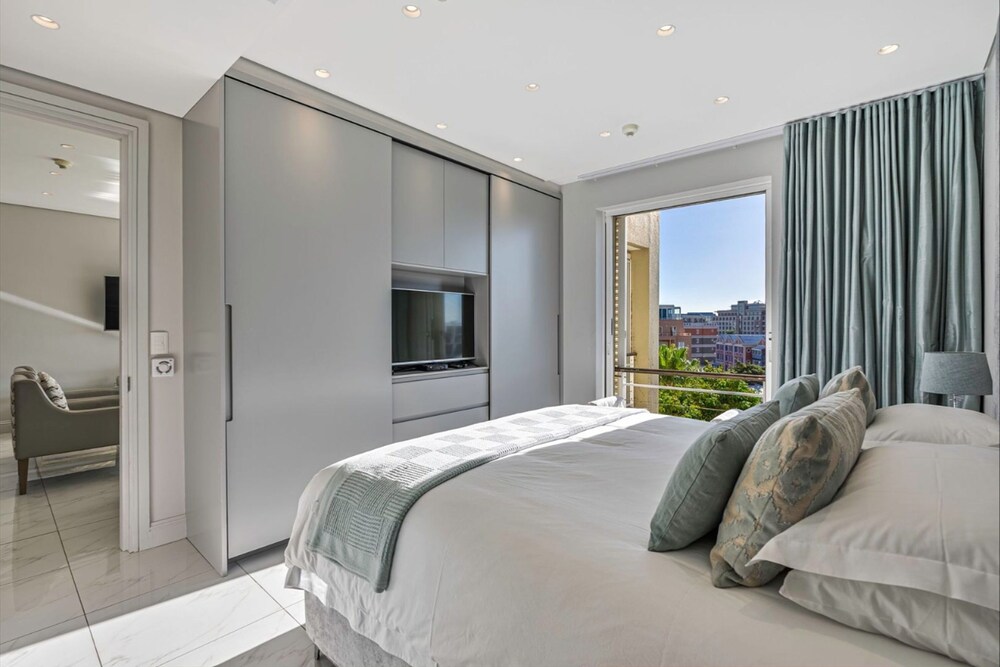 Waterfront Deluxe One Bedroom Apartment - 412