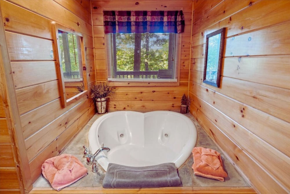 Backwoods Secluded Cabin Escape for 8 Guests