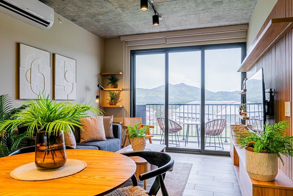 w Trendy 2BR w Balcony in the Heart of Centriqo