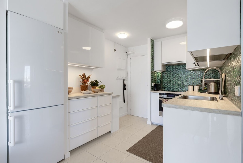 Central Apartment With Seaview Terrace and Pool