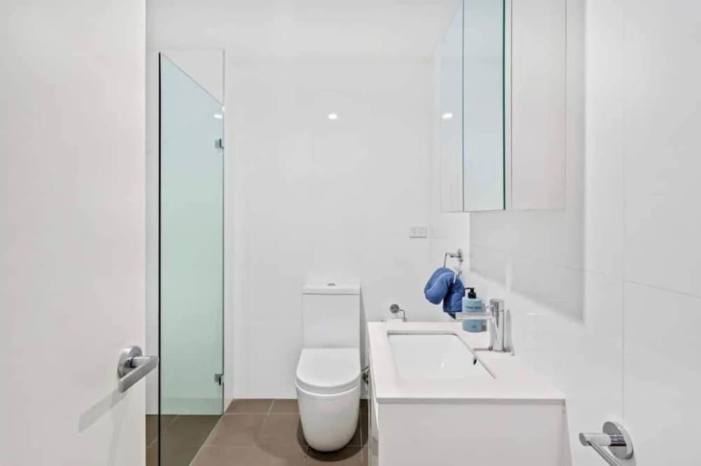 Central Stylish 1 Bedroom With Balcony and Air-con