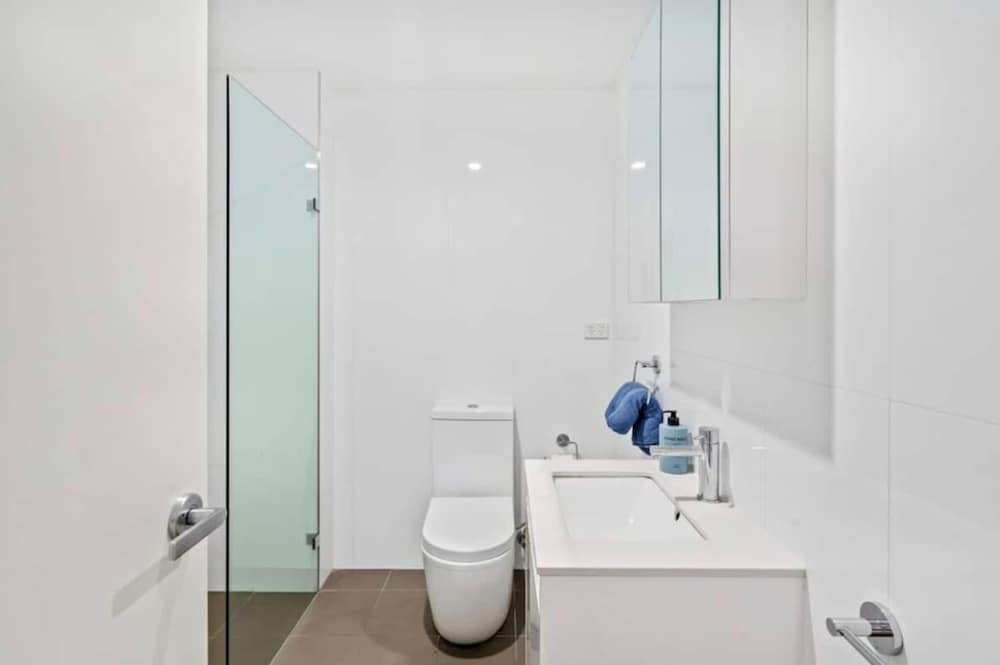 Central Modern 1 Bedroom With Air-con Balcony
