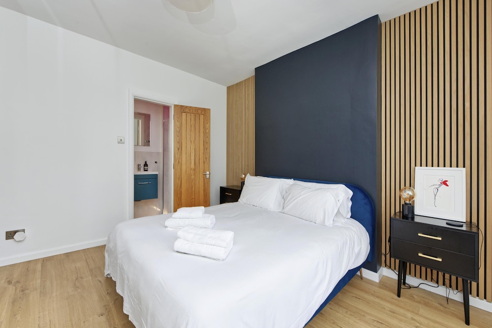 Beautiful Battersea Garden Flat by Underthedoormat