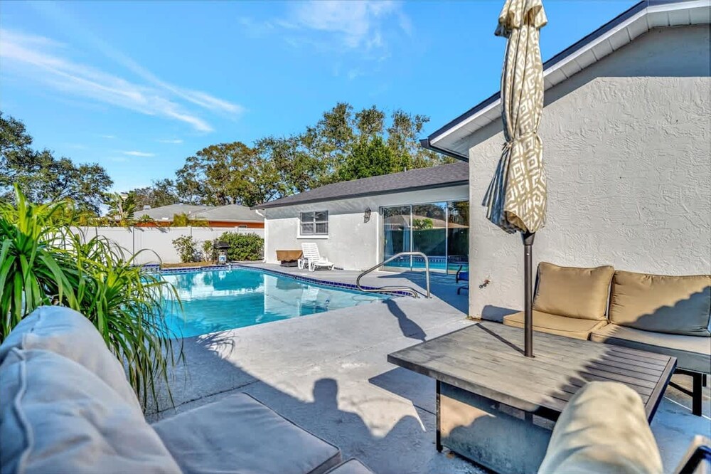 Heated Pool 3b 2b Home 10 Mins to Beach