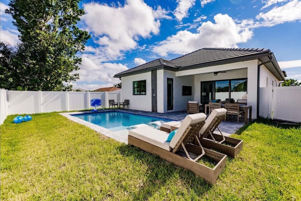 Exquisite Vanderbilt Beach Luxury Getaway