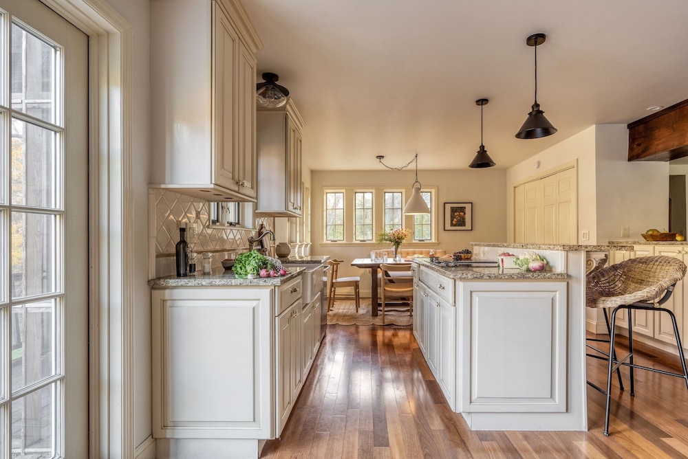 Cortland by Avantstay Charming Heritage Estate w Private Lake Pool