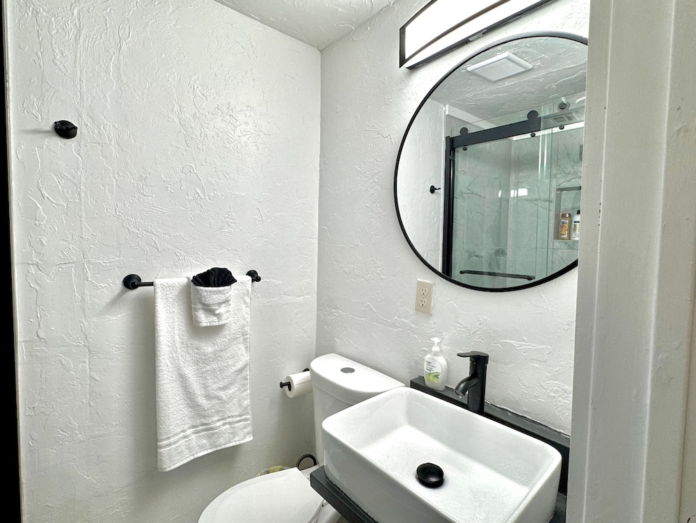 Updated Studio With Laundry Full Kitchen 36B